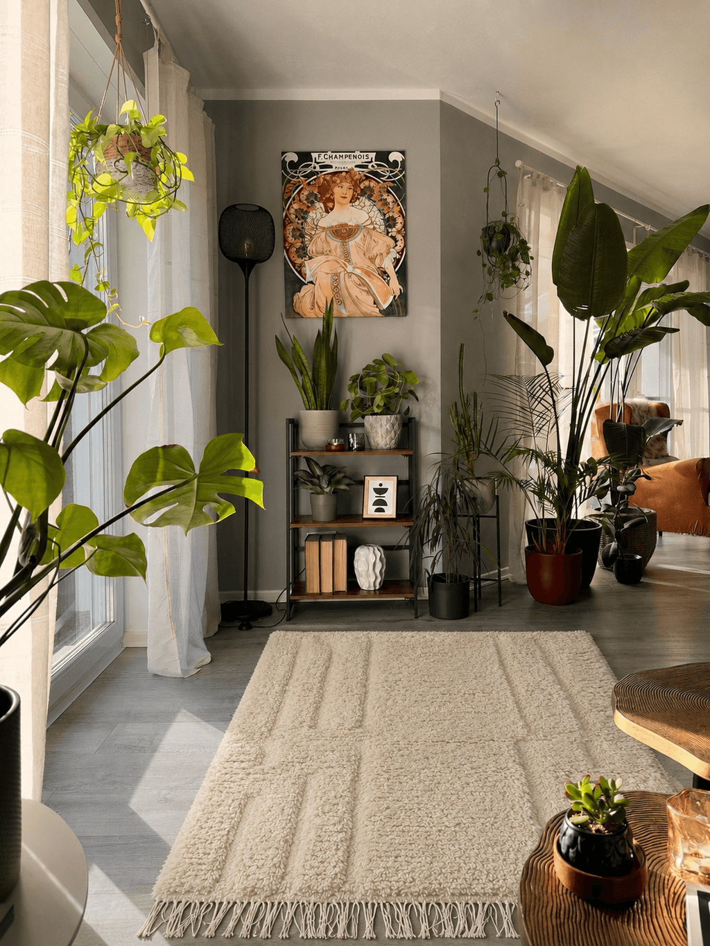 tapis Beni Ouarain motifs écru Handmade white Moroccan wool rug in a modern living room with various houseplants.