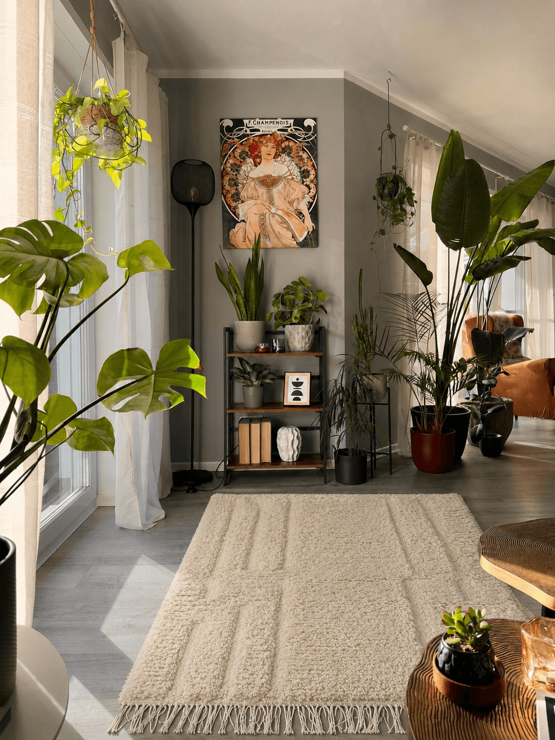 tapis Beni Ouarain motifs écru Handmade white Moroccan wool rug in a modern living room with various houseplants.